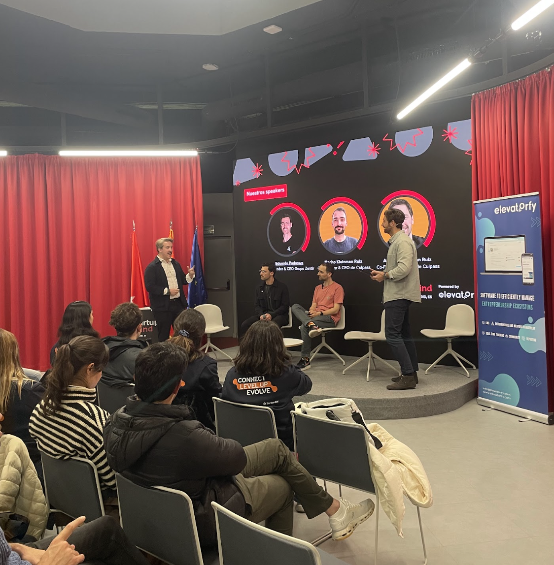 Panel de founders de startups en Madrid sobre el escenario de Startup Grind, powered by Elevatorfy