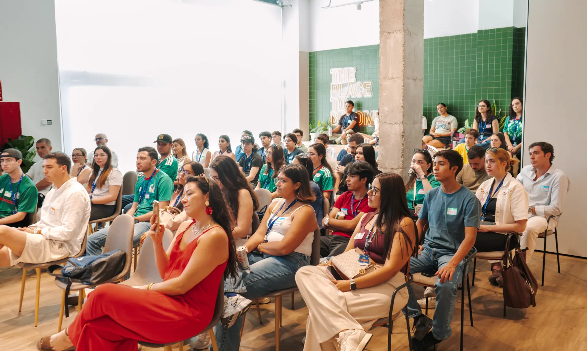 Emprendedores siguiendo una charla de founders en un evento de startups en Madrid