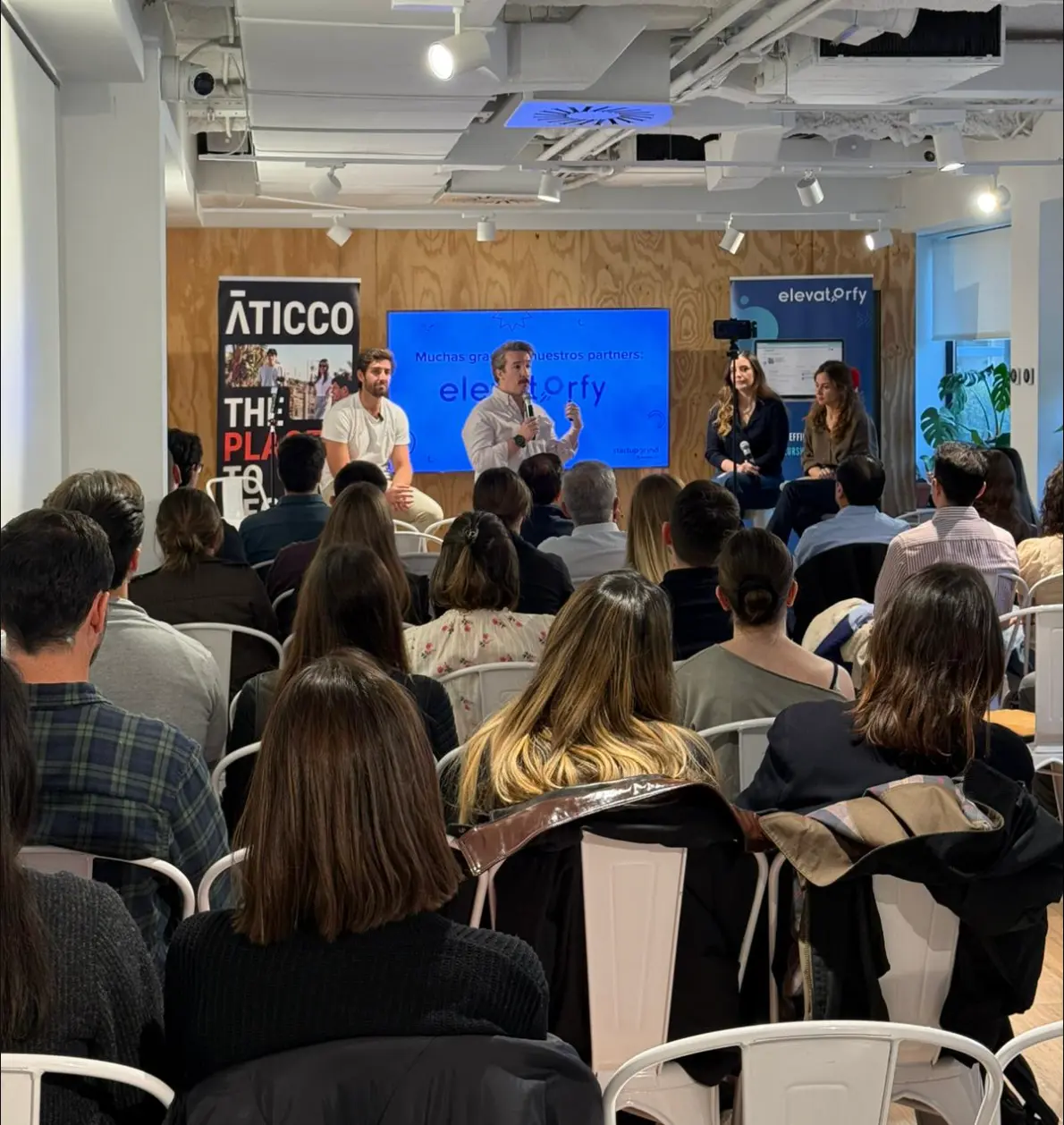 Público asistiendo a un evento para startups en Madrid con los partners Aticco y Elevatorfy