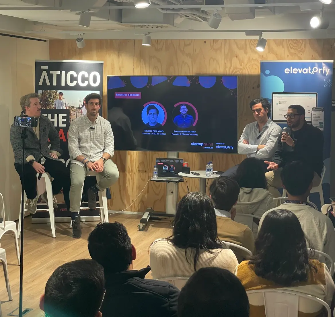 Conversación con founders de startups en Madrid junto a los stands de Aticco y Elevatorfy